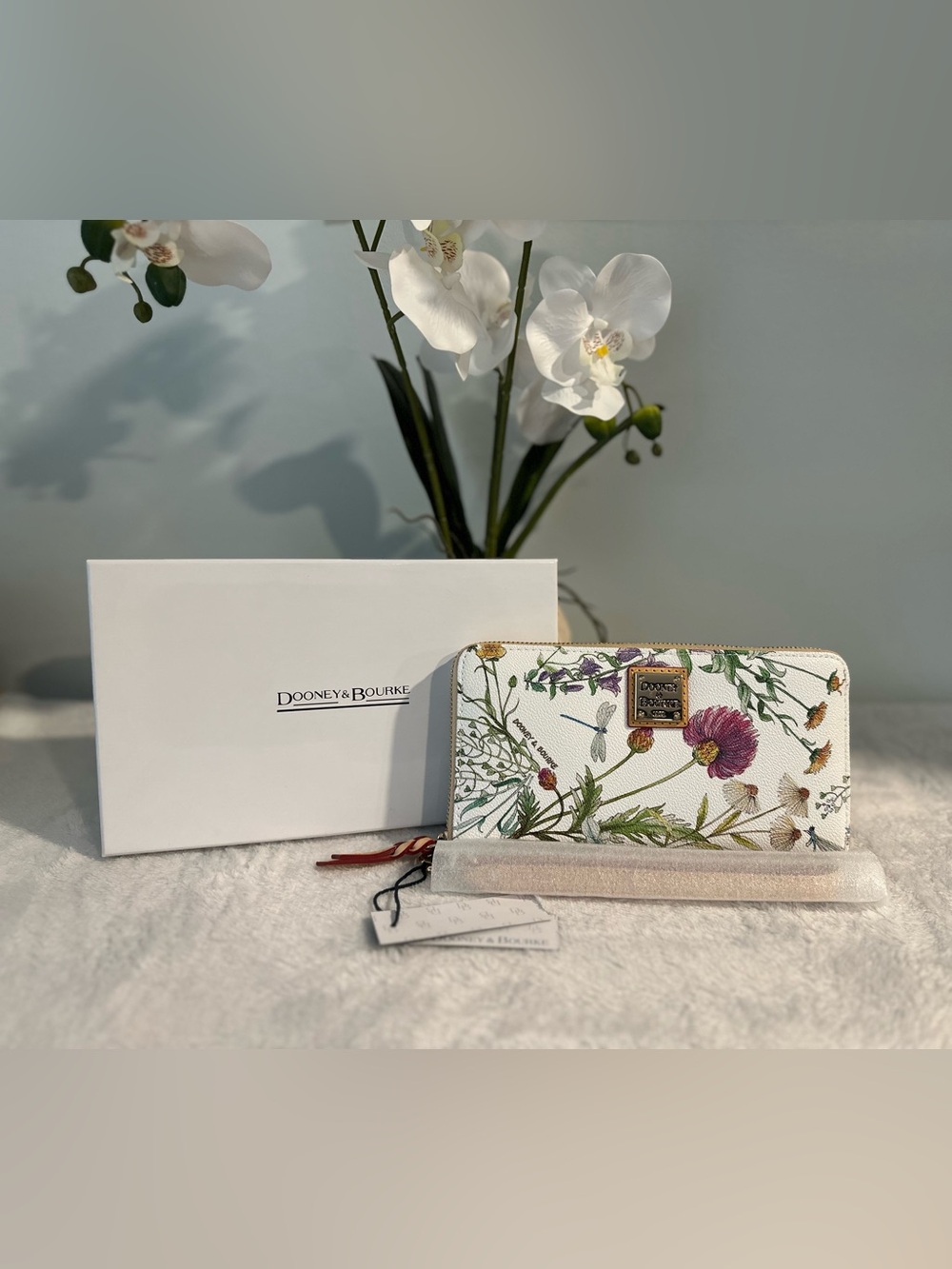 NIB Dooney & Bourke Botanical Large Zip Around Wristlet Wallet White Floral